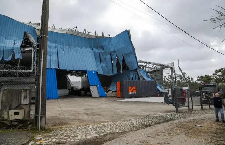 Fábrica destruída pelo mau tempo